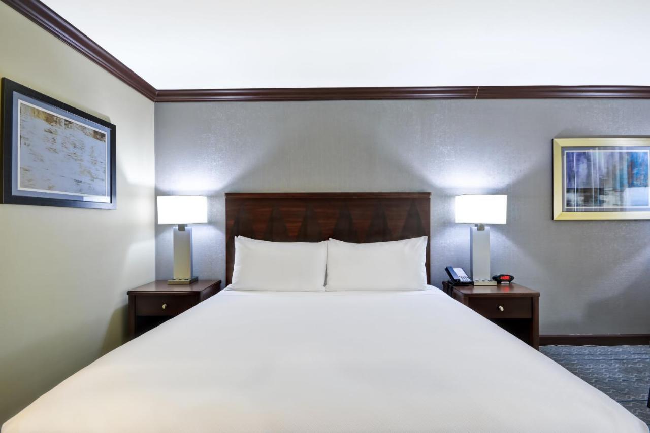 Crowne Plaza Tulsa Hotel Southern Hills Room photo