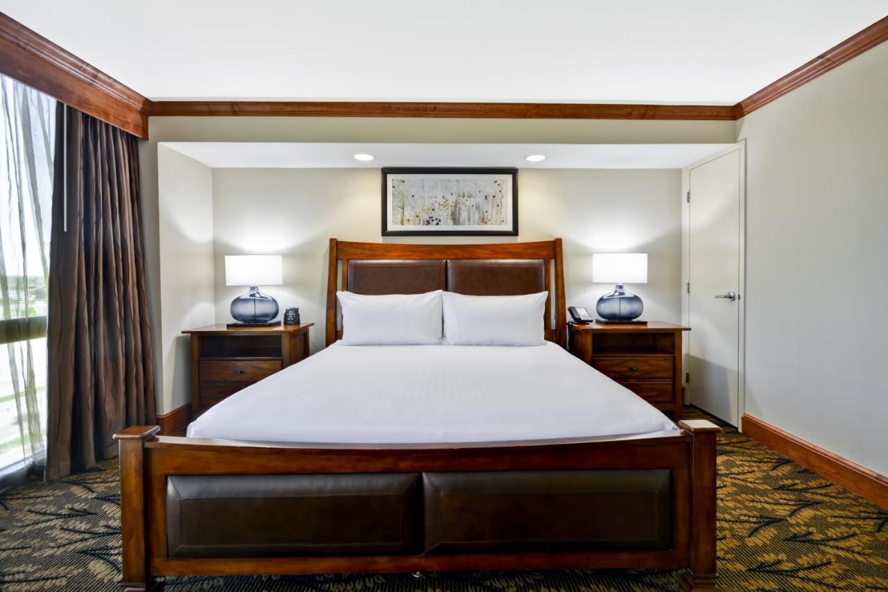 Crowne Plaza Tulsa Hotel Southern Hills Exterior photo