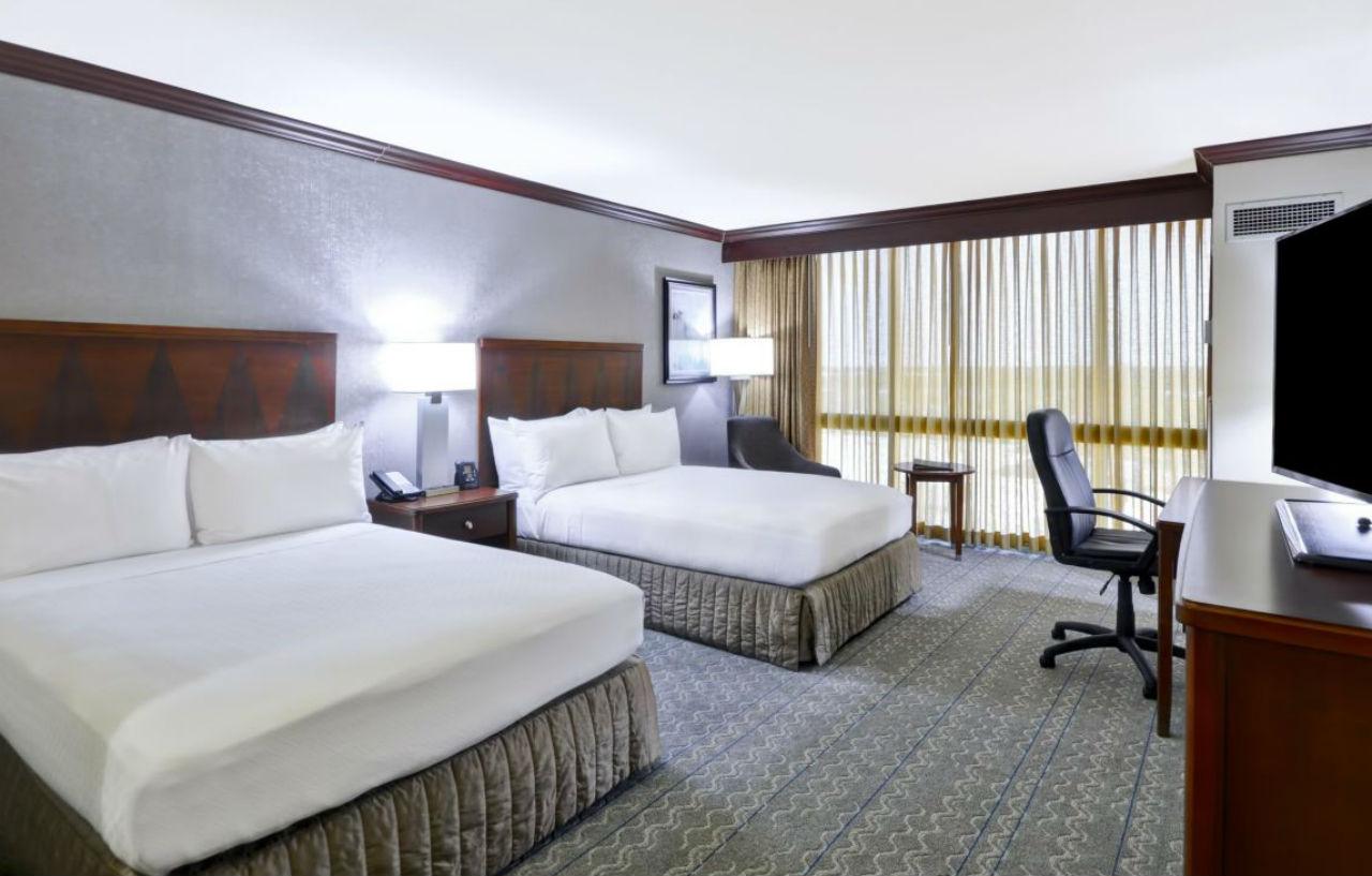Crowne Plaza Tulsa Hotel Southern Hills Exterior photo